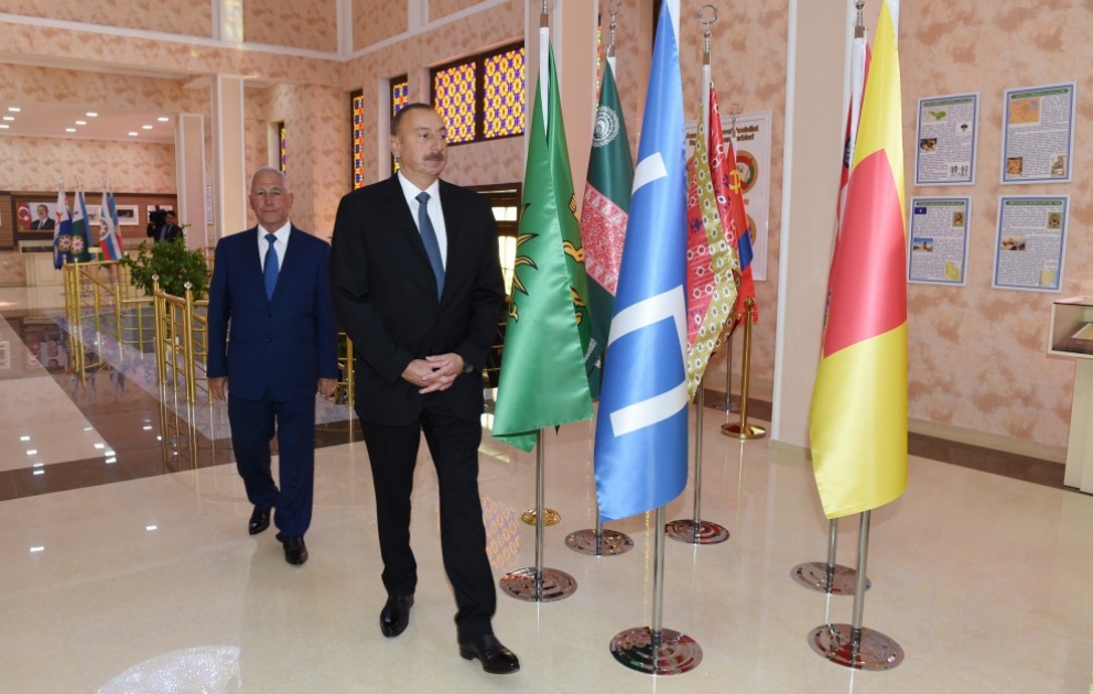 Präsident Ilham Aliyev besucht Flaggenplatz in Khachmaz