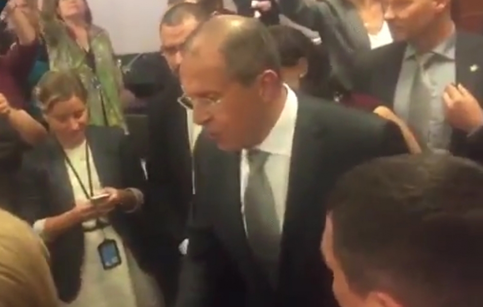 Sergey Lavrov jurnalistlərə pizza və araq hədiyyə etdi