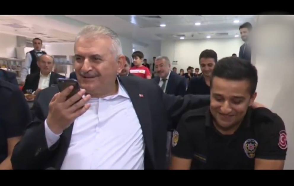 Türkiyənin Baş naziri polis üçün telefonla qız istədi