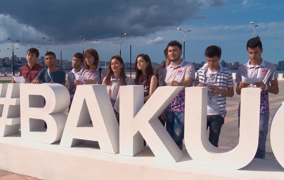Şahmatçılar və məşqçilər mahnı oxudu