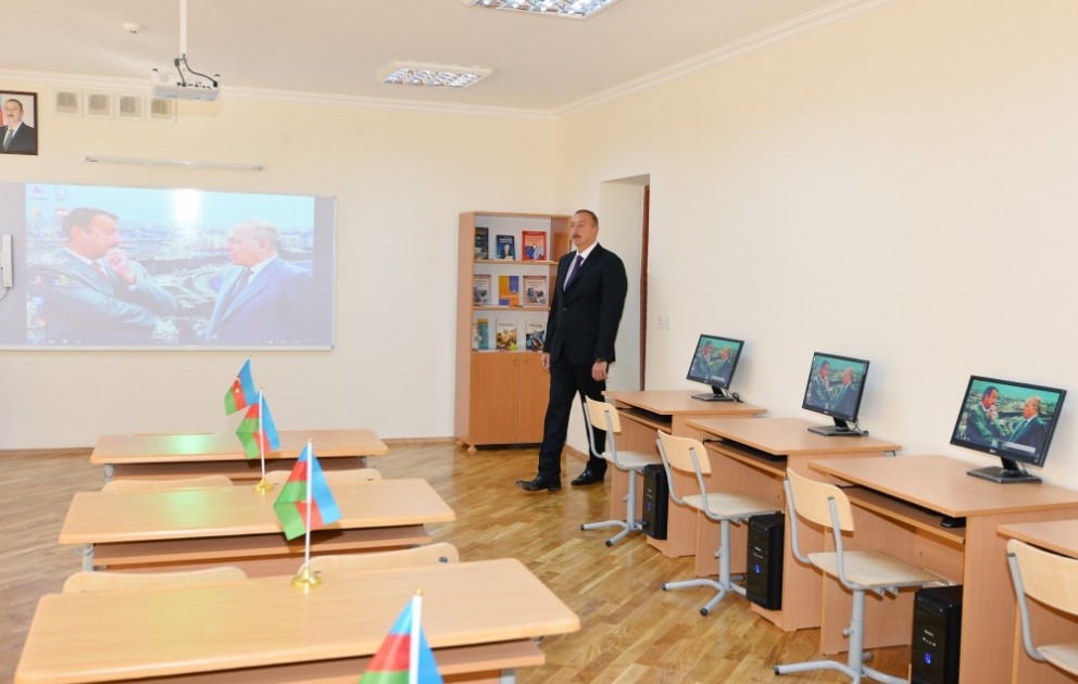 Präsident Ilham Aliyev inspiziert Schule und Lyzeum Nr. 261 in Baku nach gründlicher Renovierung