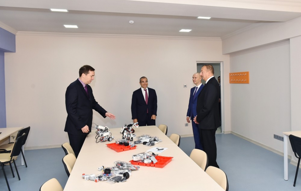 Prezident İlham Əliyev 9 nömrəli Bakı Peşə Liseyinin IT STEP akademiyasında yaradılan şəraitlə tanış olub