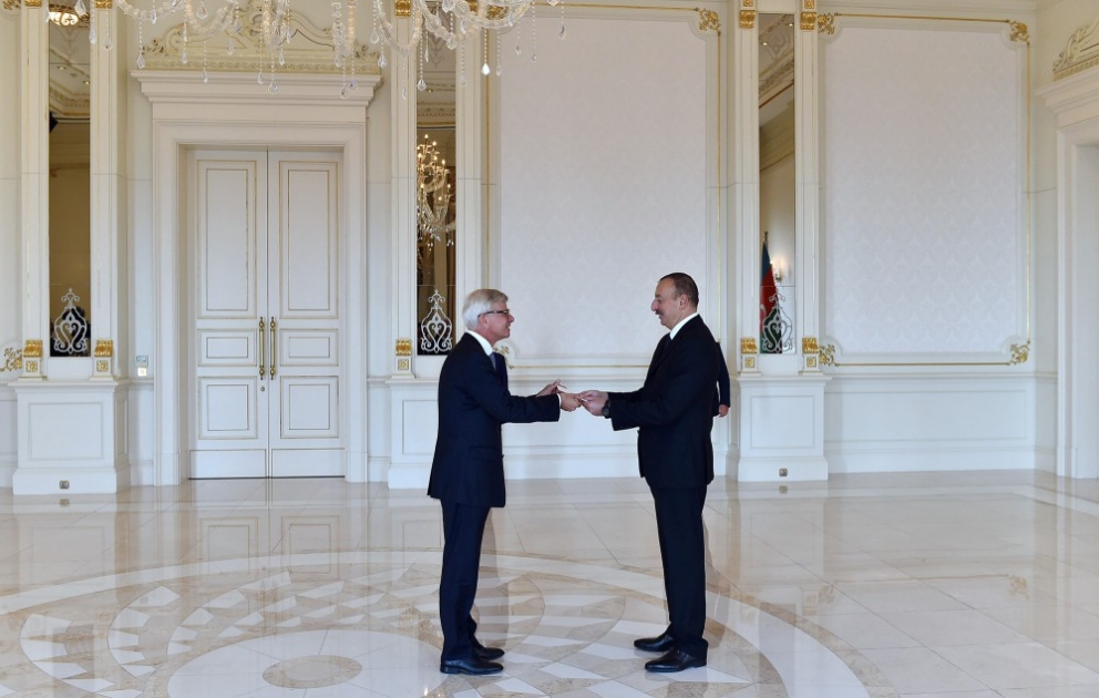 Präsident Ilham Aliyev nimmt Beglaubigungsschreiben von neuem Botschafter der Niederlande entgegen