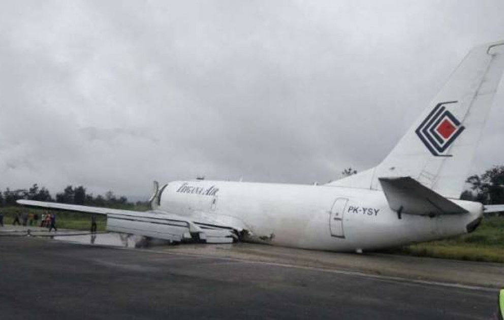 İndoneziyada Boeing-737 təyyarəsi arxa şassilərsiz eniş edib
