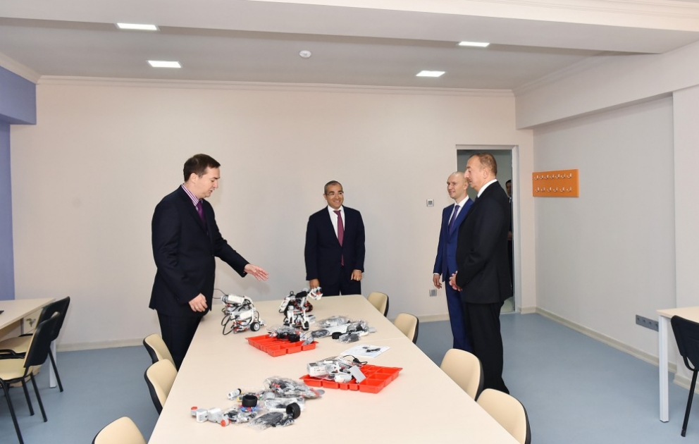 Le président Ilham Aliyev visite l’académie IT STEP du Lycée professionnel No9 à Bakou