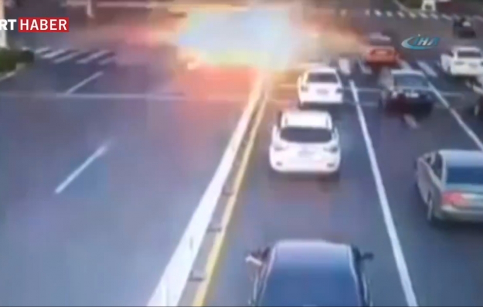 Hərəkətdə olan maşın bomba kimi partladı
