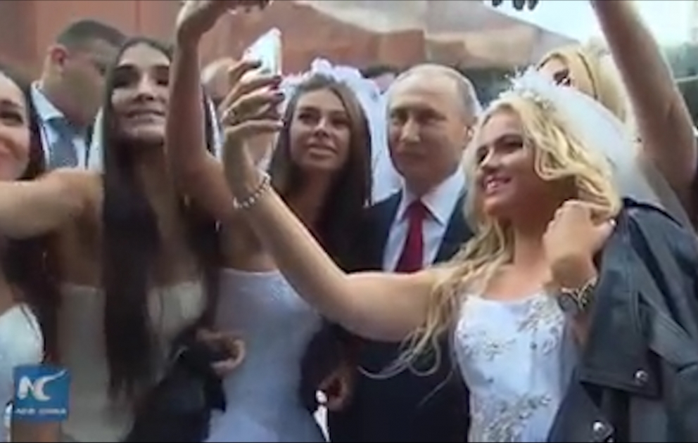 Rusiya prezidenti modellərlə selfi çəkdirdi