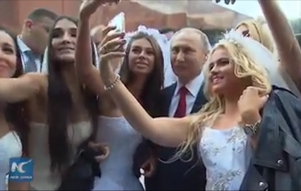 Путин сделал селфи с невестами на Красной площади