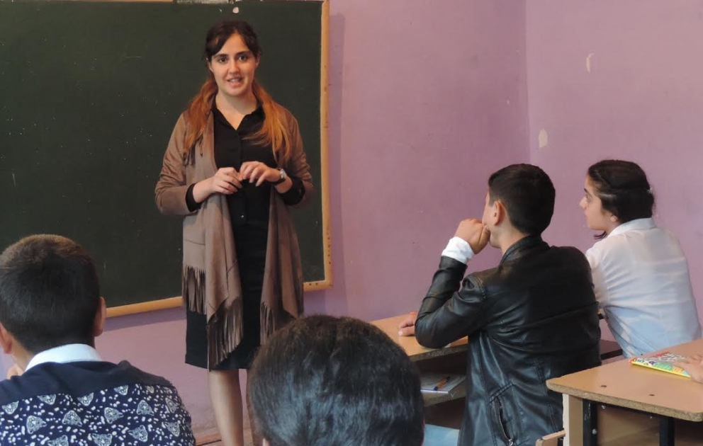 Bakıdan olan gənc qız müəllimlik fəaliyyətinə ucqar dağ kəndində başlayıb