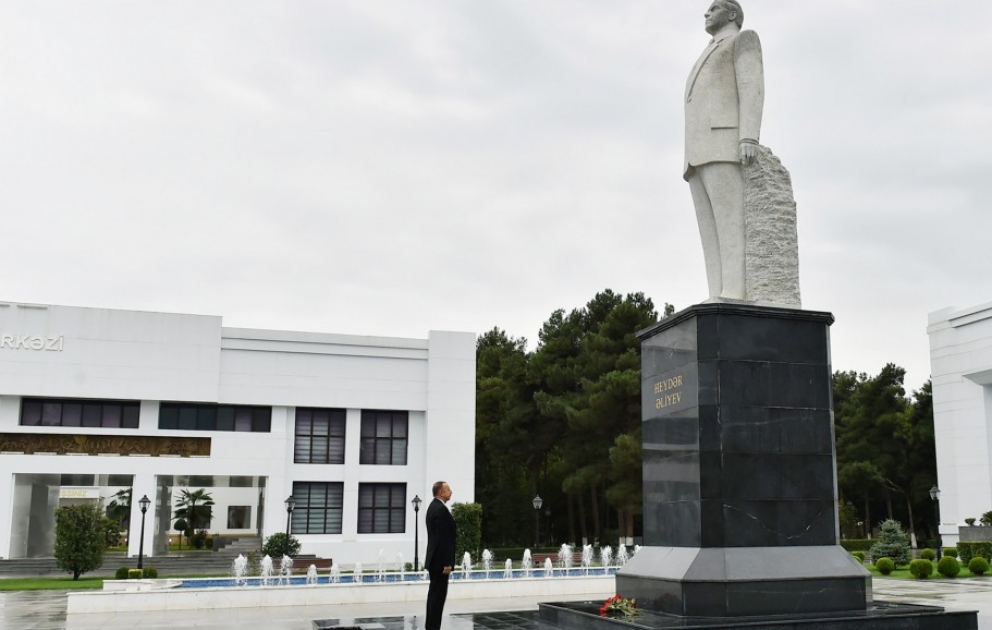 Prezident İlham Əliyev Sabirabadda ulu öndər Heydər Əliyevin abidəsini ziyarət edib