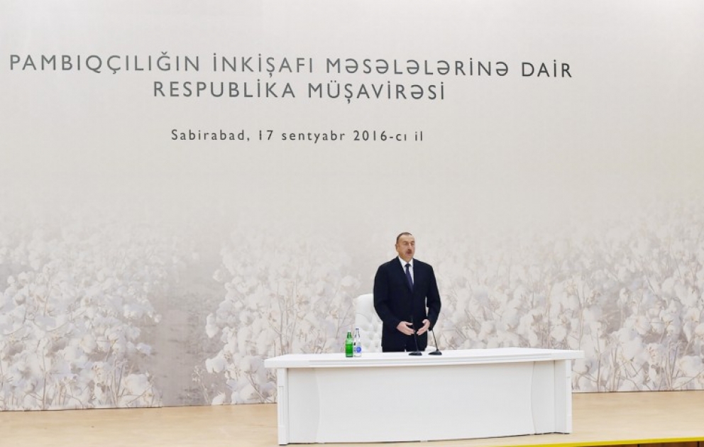 Sabirabad: le président Ilham Aliyev préside une réunion consacrée au développement de la culture du coton