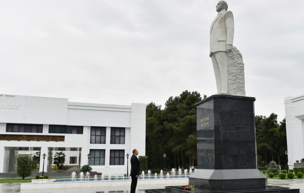 Президент Ильхам Алиев посетил в Сабирабаде памятник общенациональному лидеру Гейдару Алиеву