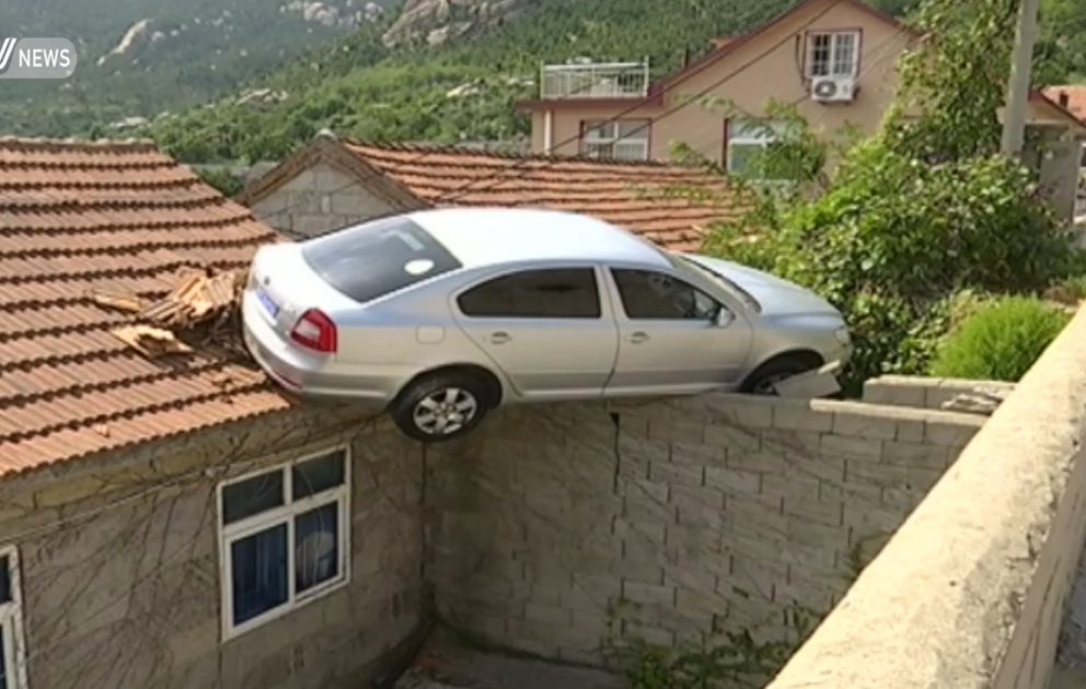 Maşını evin damına sürdü