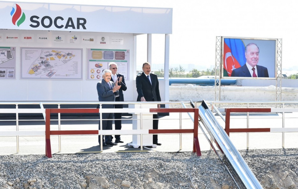 Präsident Ilham Aliyev nimmt an Grundsteinlegung neuer Anlage für Bitumenproduktion teil