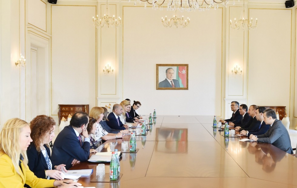 Aserbaidschans Präsident Ilham Aliyev empfängt eine EU Delegation