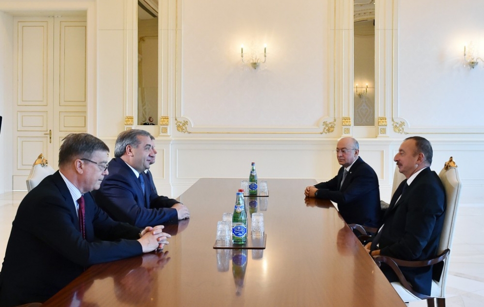 Aserbaidschans Präsident Ilham Aliyev empfängt Russlands Katastrophenschutzminister
