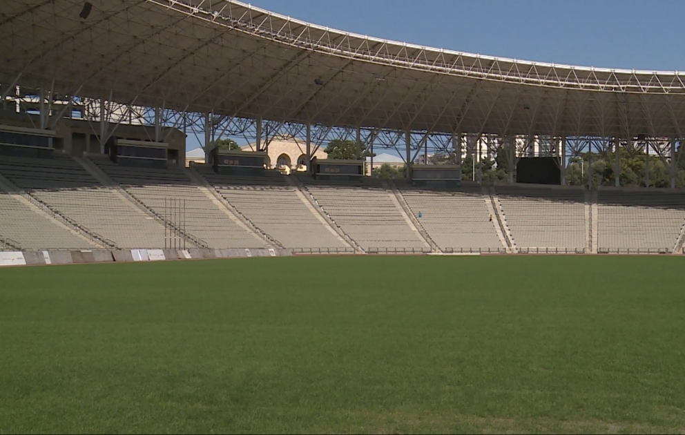Respublika stadionunun ot örtüyünə yeni toxum səpilib