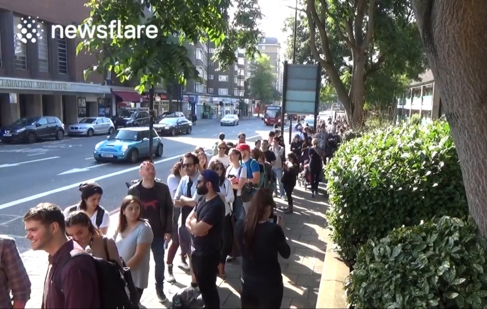 La queue pour manger un burger à Londres