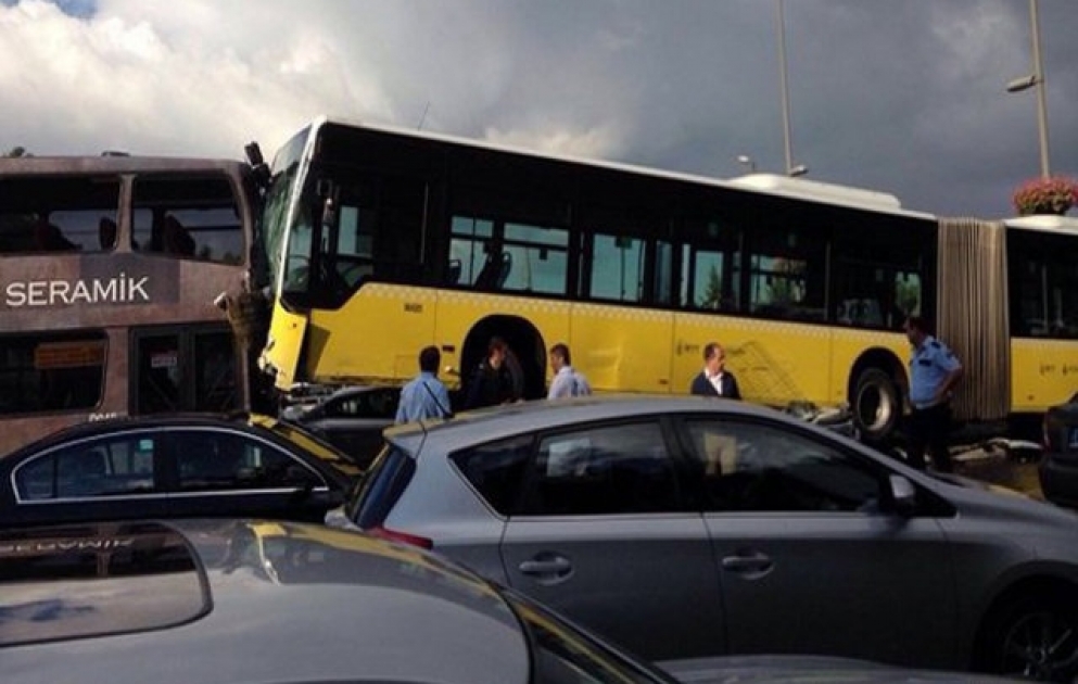 İstanbulda metrobus ağır qəza törədib