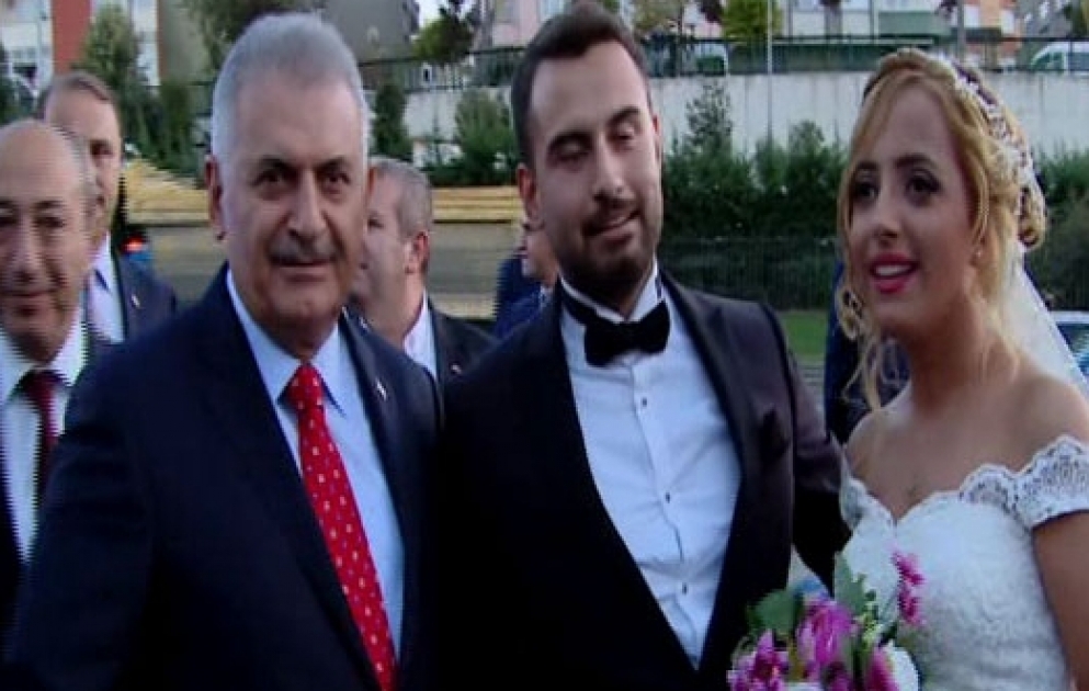 Binəli Yıldırımdan yoldan keçən bəylə gəlinə sürpriz