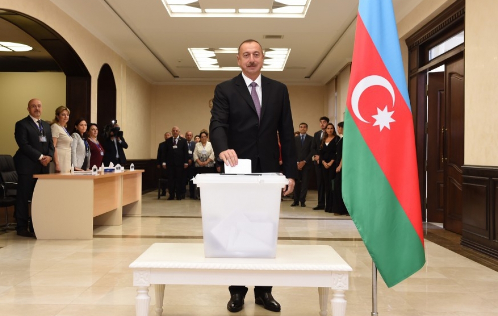 Azərbaycan Prezidenti İlham Əliyev Bakıdakı 6 saylı seçki məntəqəsində səs verib