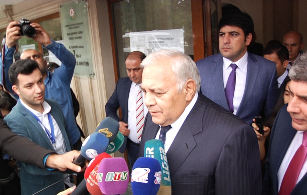Milli Məclisin sədri Oqtay Əsədov 22 saylı seçki məntəqəsində səs verib