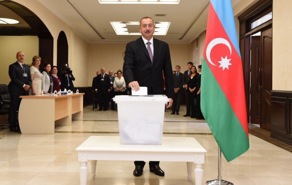 Aserbaidschans Präsident Ilham Aliyev stimmt im Wahllokal Nr. 6