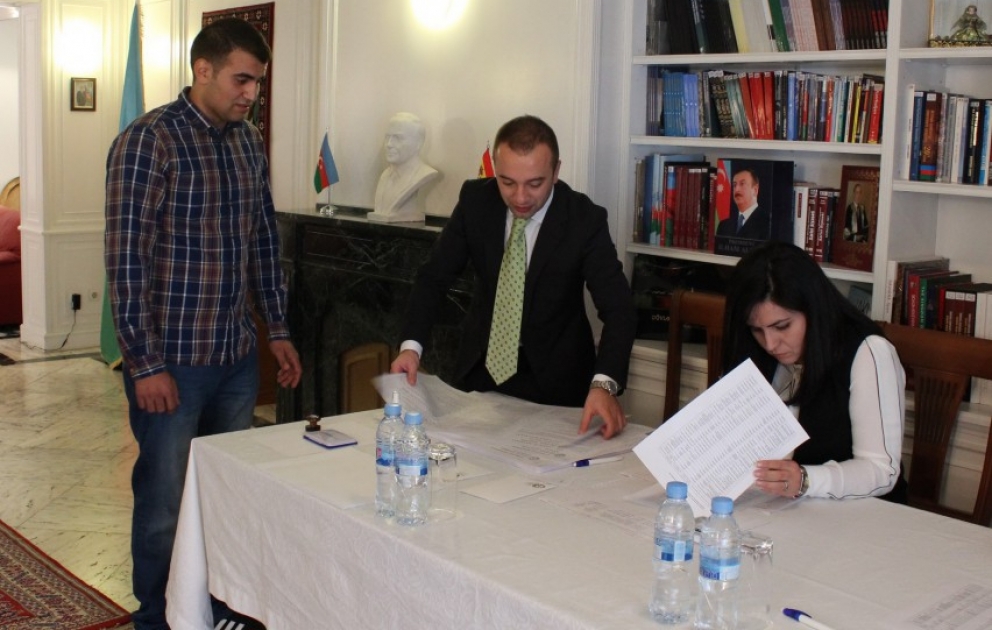 İspaniyadakı səfirliyimizdə yaradılan seçki məntəqəsində səsvermə yüksək seçici fəallığı ilə keçirilir