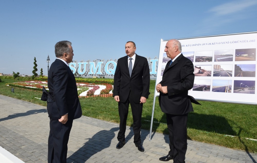 Soumgaït: le président Ilham Aliyev inspecte les travaux réalisés dans la rue Sahil