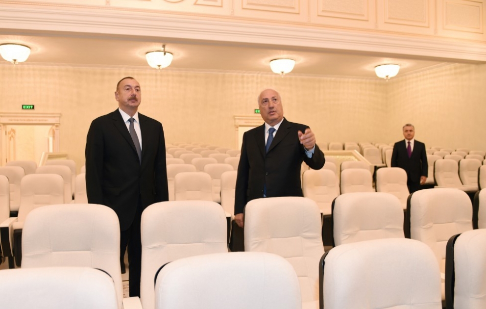 Le président de la République visite le Théâtre dramatique national de Soumgaït