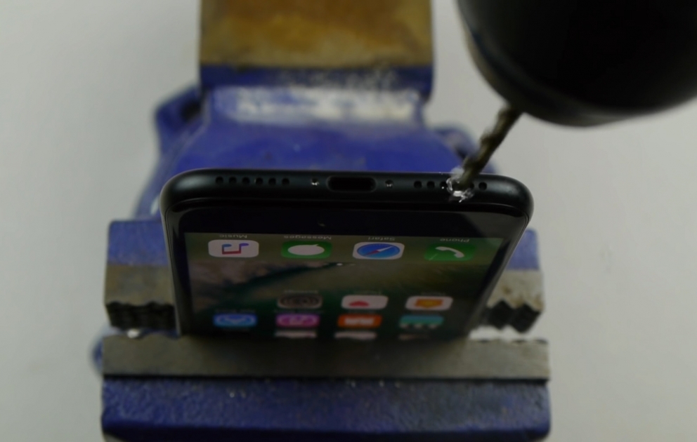 IPhone 7-də qulaqcıq üçün direllə dəlik açdılar