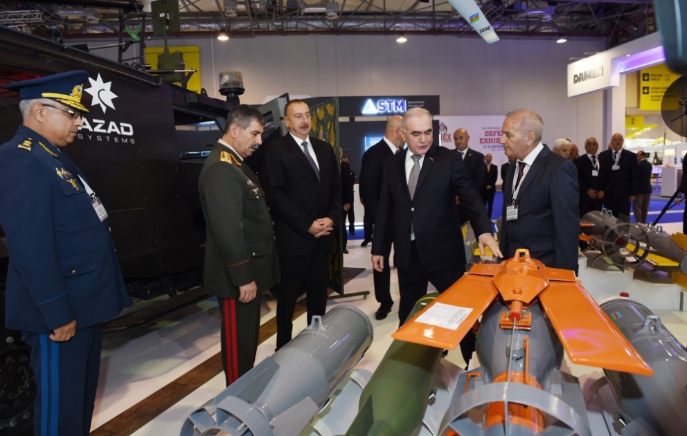 Präsident Ilham Aliyev besucht internationale Verteidigungsmesse „ADEX 2016“