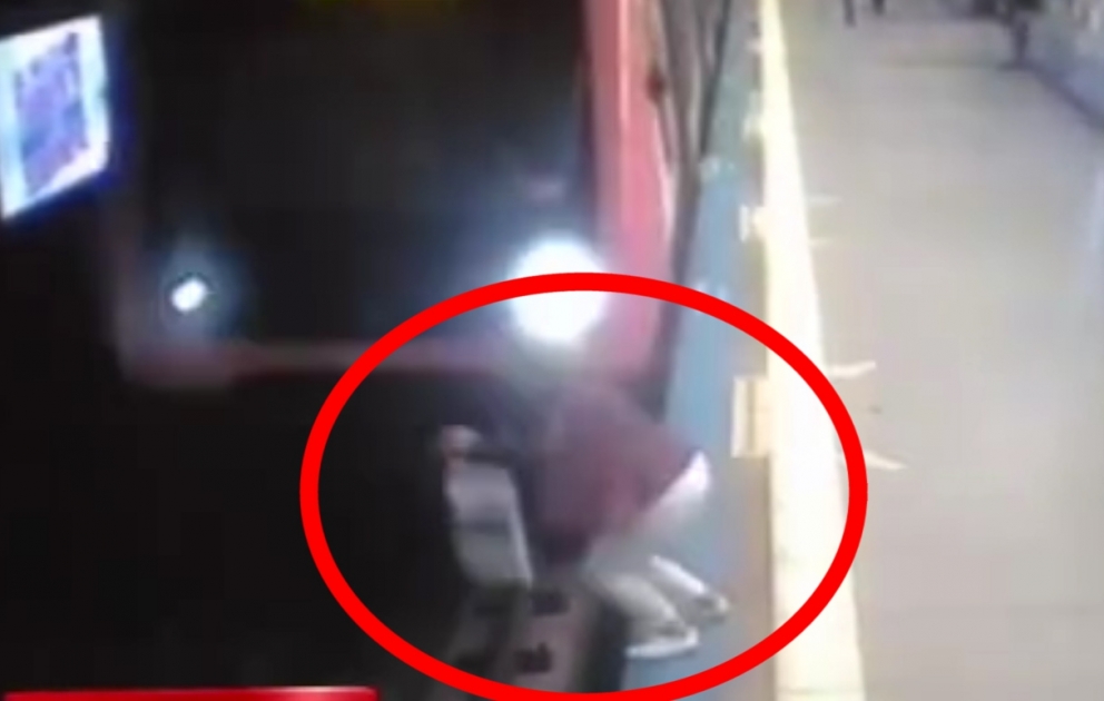 İstanbul metrosunda bir qadının qatarın altına yıxıldığı anın görüntüləri yayıldı