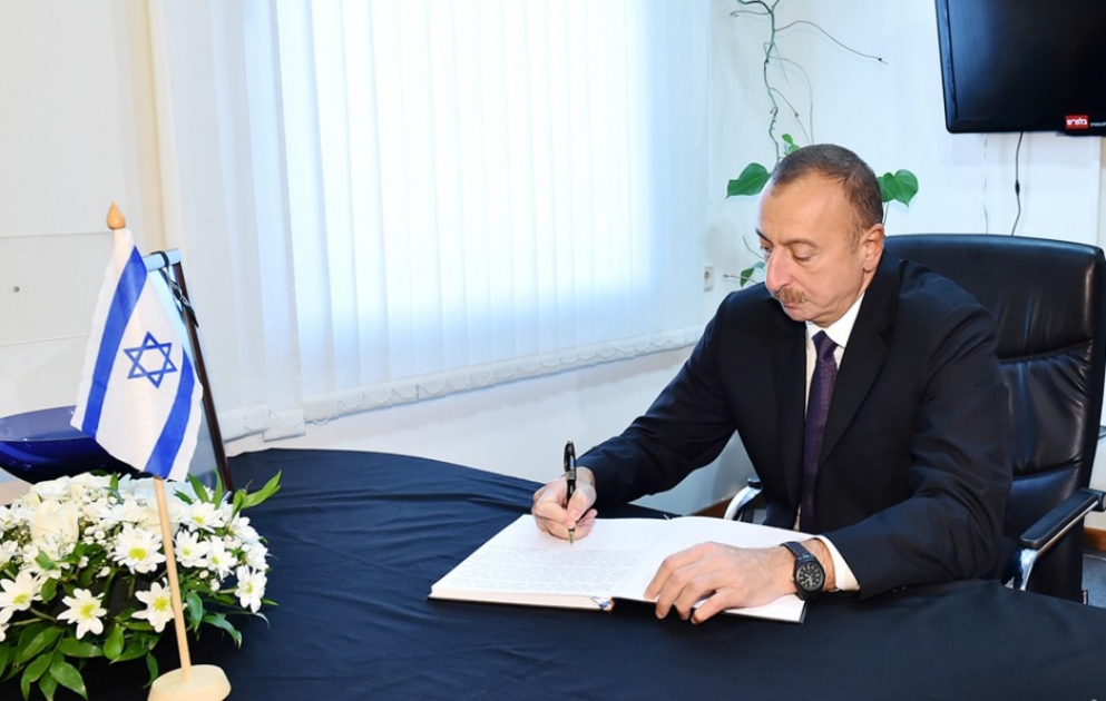 Президент Ильхам Алиев посетил посольство Израиля в нашей стране, выразил соболезнование в связи с кончиной бывшего Президента Шимона Переса