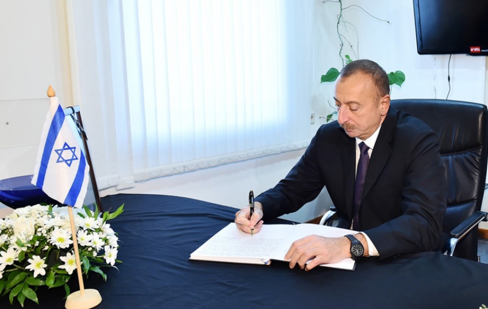 Präsident Ilham Aliyev besucht Botschaft des Staates Israel in Baku