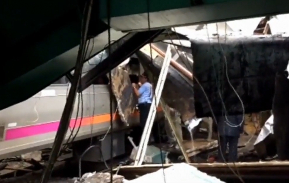 Schweres Zugunglück in New York: Nahverkehrszug rast über Gleisende in Bahnhofhalle