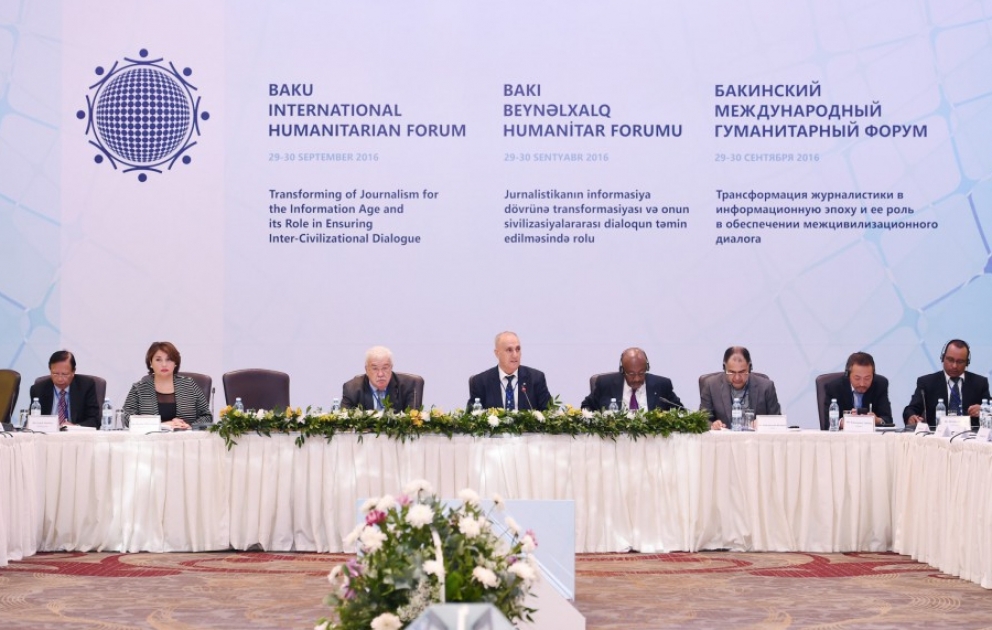 Humanitar Forumun “dəyirmi masa”sında sivilizasiyalararası dialoqun təmin edilməsində medianın rolu məsələsi müzakirə olunur    YENİLƏNİB