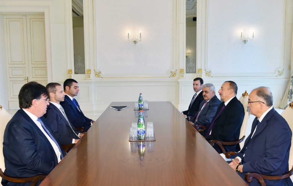 Aserbaidschans Präsident Ilham Aliyev empfängt den Präsidenten der UEFA
