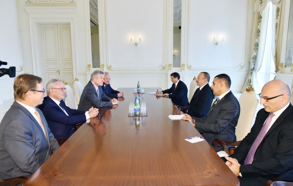 Aserbaidschans Präsident Ilham Aliyev empfängt eine Delegation um den Präsidenten der Assoziation der Freunde Aserbaidschans in Frankreich