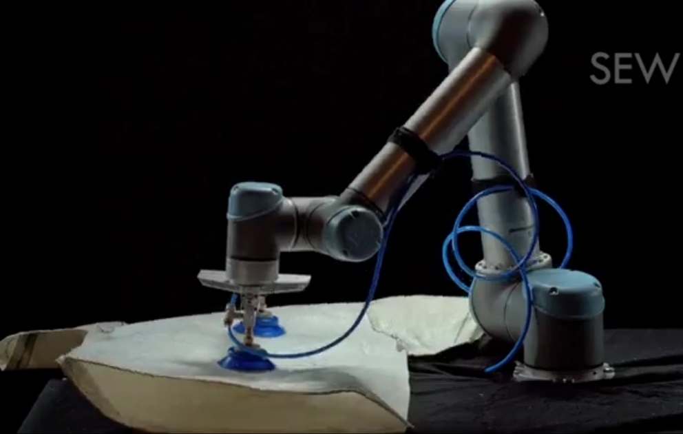 Le premier robot couturier