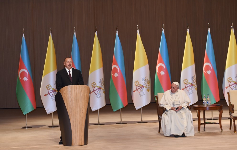 Prezident İlham Əliyev və Roma Papası Fransisk Heydər Əliyev Mərkəzində ictimaiyyət nümayəndələrinin qarşısında çıxış ediblər