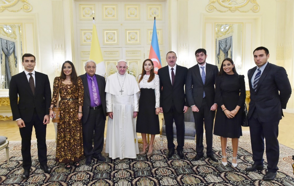 Aserbaidschans Präsident Ilham Aliyev trifft sich mit dem Papst Franziskus