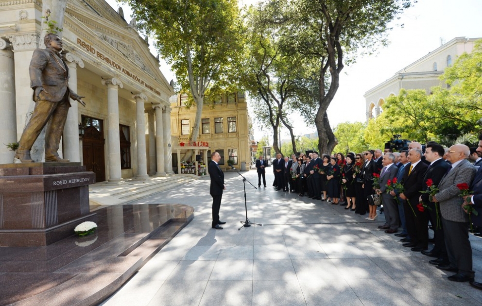 Prezident İlham Əliyev görkəmli müğənni Rəşid Behbudovun abidəsinin açılışında iştirak edib