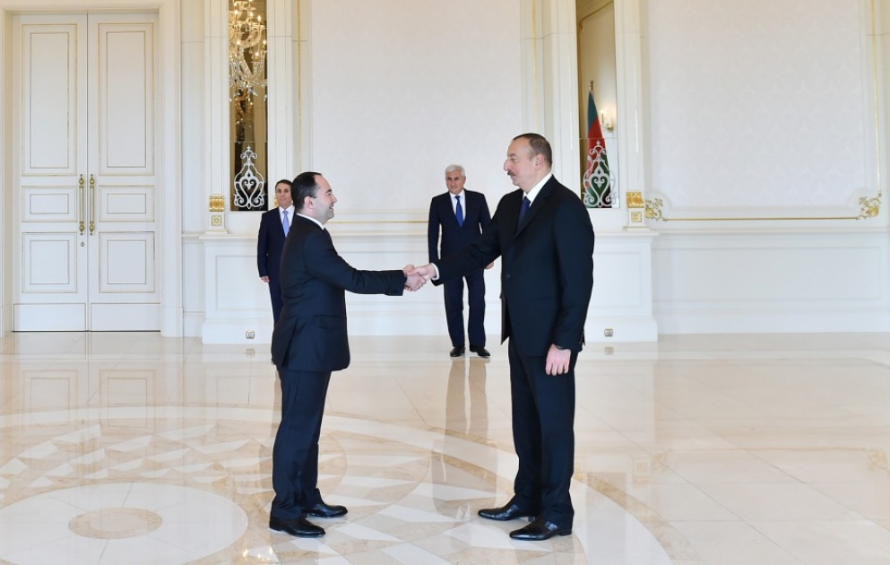 Le Président Ilham Aliyev a reçu les lettres de créance du nouvel ambassadeur roumain