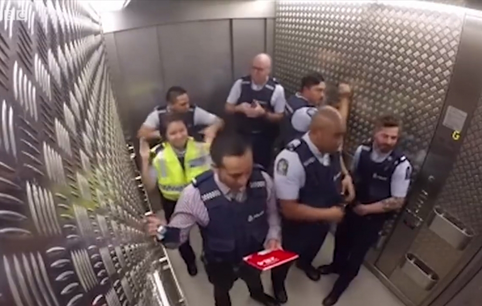 Yeni Zellandiyalı polislər ritm tutdular - liftdə
