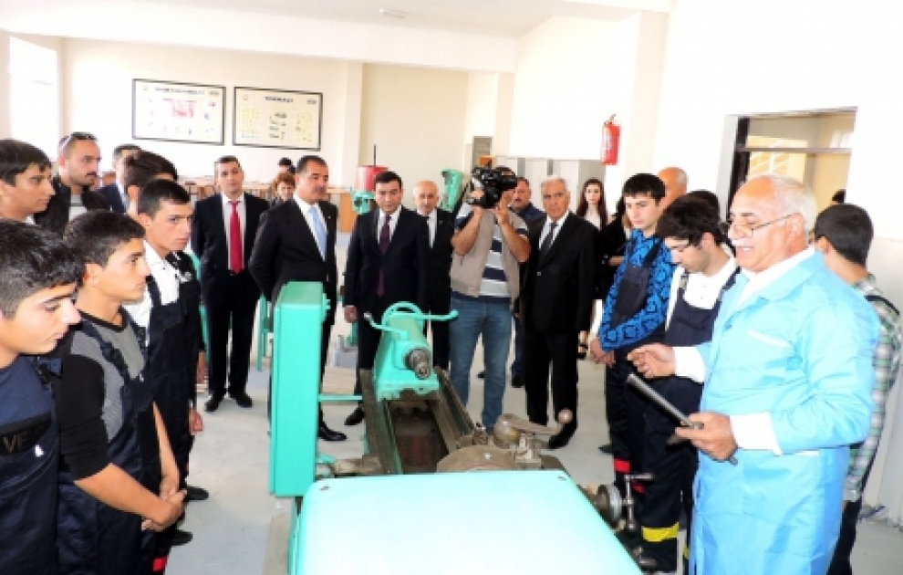 Gəncədə müasir tələblər səviyyəsində yenidən qurulan peşə liseyi istifadəyə verilib