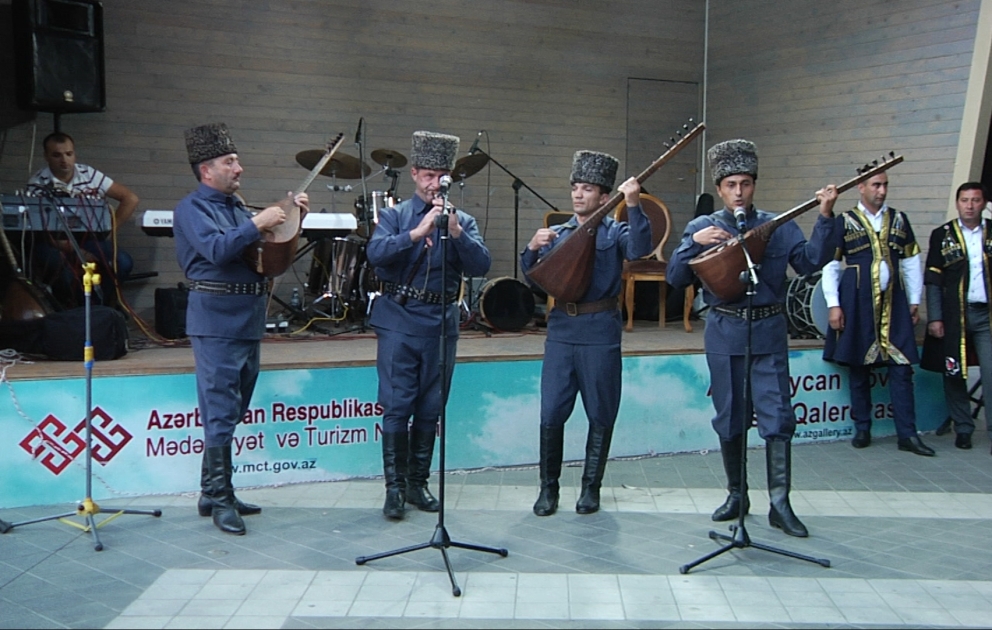 Fəvvarələr meydanında  bölgələrdən gələn musiqi kollektivlərinin konserti olub