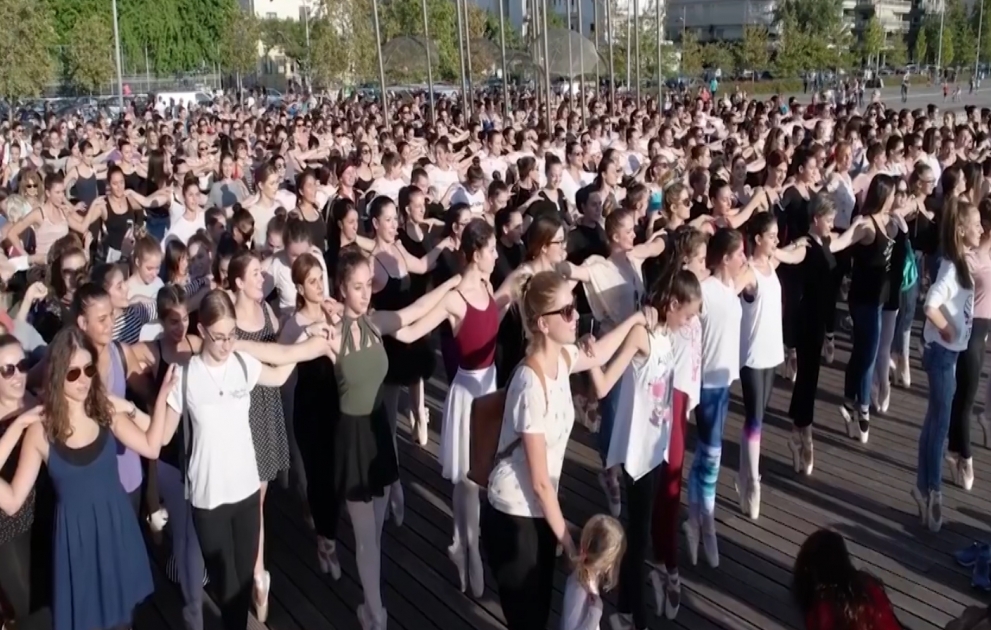 This is the moment 430 ballerinas in Thessaloniki
