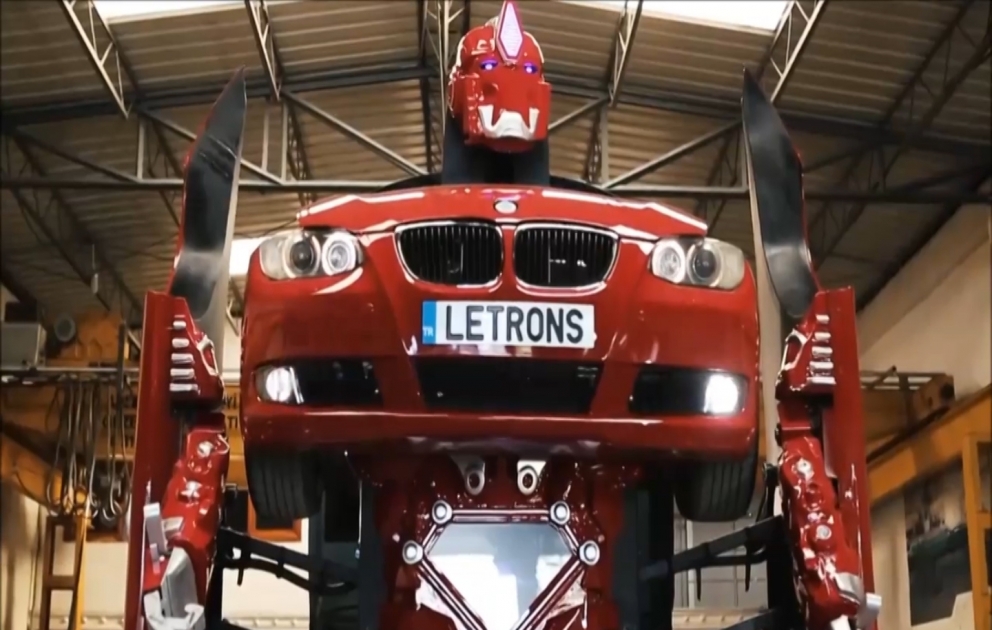 Türkische Ingenieure haben einen BMW in einen echten Transformer umgebaut