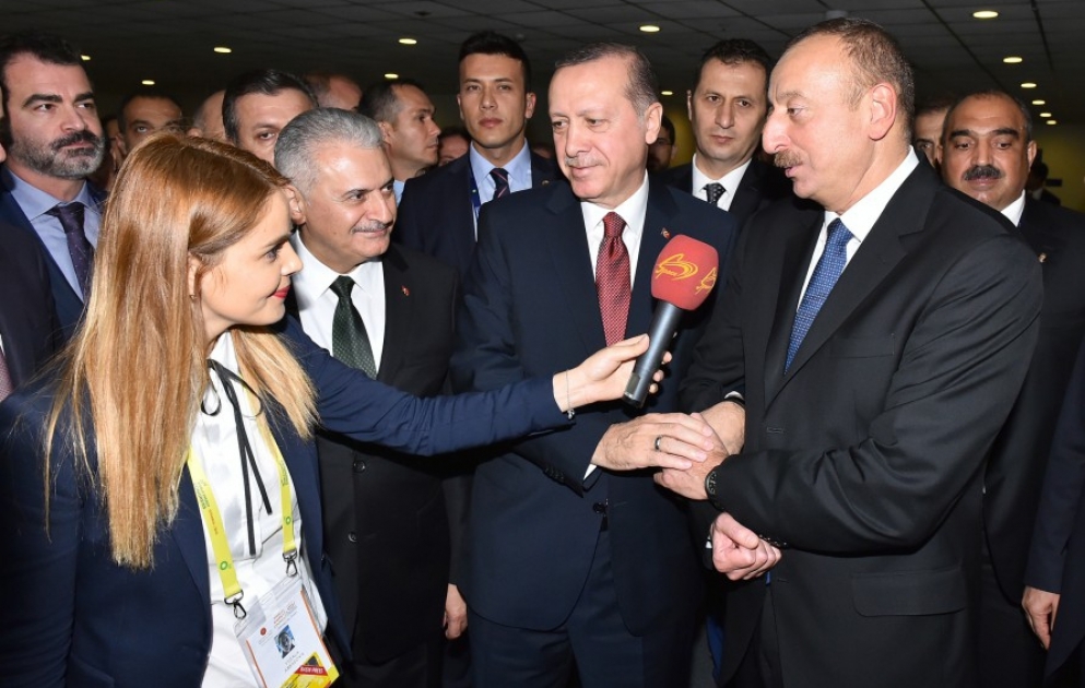 Les présidents azerbaïdjanais et turc répondent à une question de la journaliste de «Space»